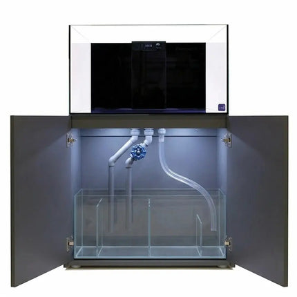 Acuario marino TMC Reef Habitat 90 PRO de 203 litros con detalle del sump, mueble de aluminio y tuberías