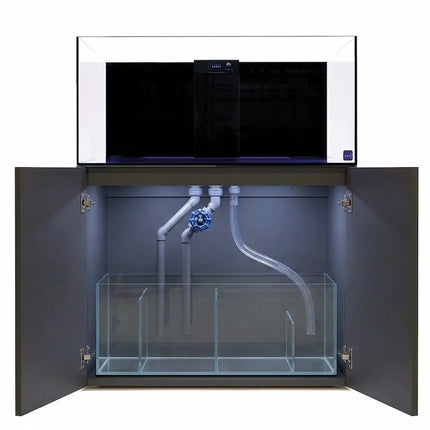 Acuario marino TMC Reef Habitat 120 PRO de 270 litros con detalle del sump, mueble de aluminio y tuberías