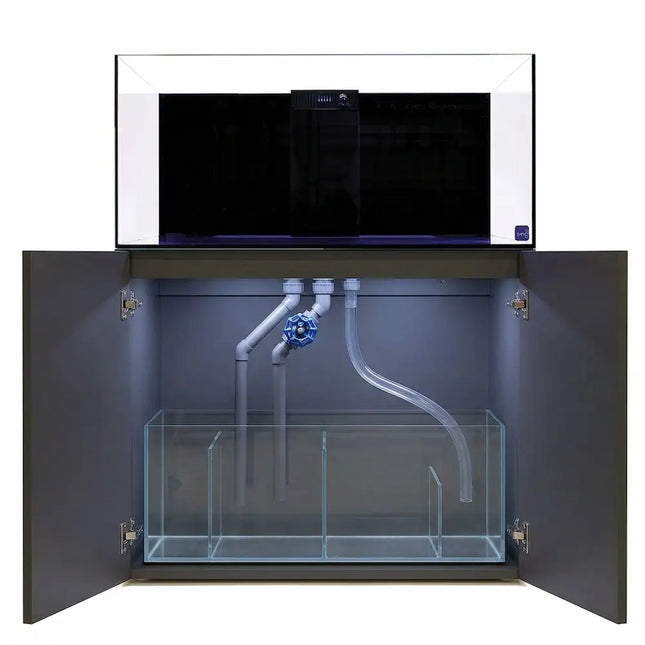 Acuario marino TMC Reef Habitat 120 PRO de 270 litros con detalle del sump, mueble de aluminio y tuberías