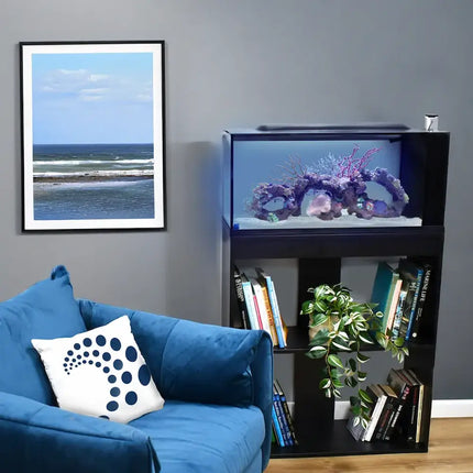 Mueble TMC First Wave 78L para acuario marino, con diseño a medida y acabado disponible en roble o negro. Detalle del acuario montado en un salón