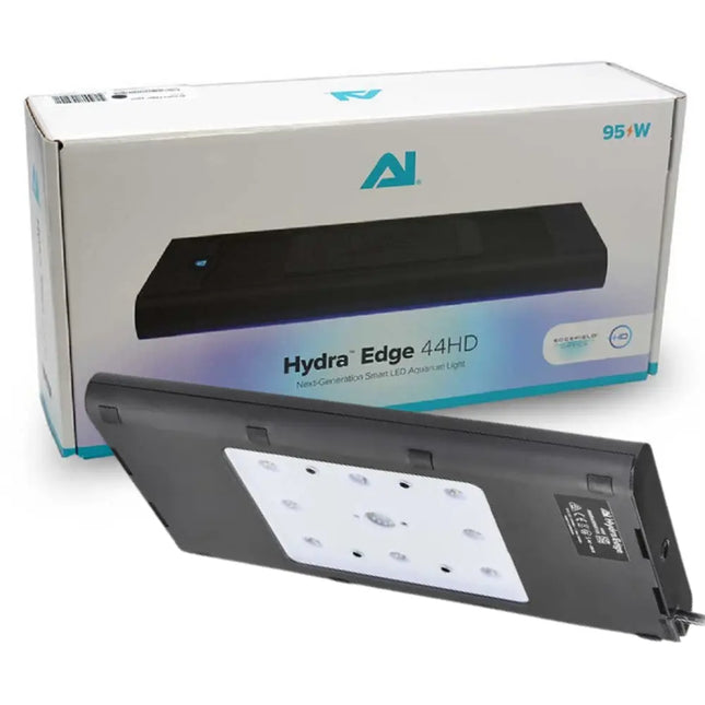 Pantalla AquaIllumination Hydra Edge 44HD instalada sobre acuario marino, diseño compacto y ópticas de alta cobertura.