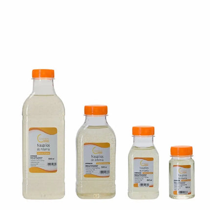 Botella con nauplios vivos de Artemia franciscana, alimento natural para peces e invertebrados.