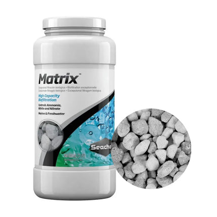 Medio filtrante biológico Seachem Matrix con estructura porosa para máxima colonización bacteriana en acuarios.
