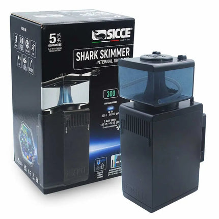 Skimmer interno Sicce Shark instalado en acuario marino, compacto y eficiente

