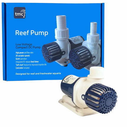 Bomba TMC Reef Pump DC instalada en acuario, mostrando su tamaño compacto y unidad de control.