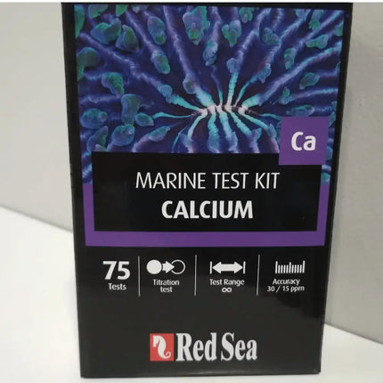 Kit Red Sea para medir el calcio en acuarios marinos con reactivos y tubos de ensayo.

