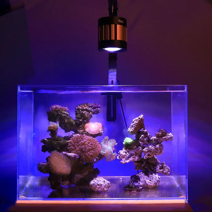 Pantalla LED Hygger HG107 montada en un acuario marino