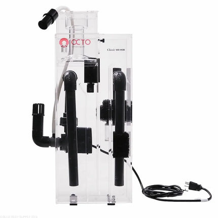 Imagen del espumador Reef Octo Classic 100-HOB instalado en un acuario marino, mostrando su diseño colgante compacto y cuerpo acrílico transparente.

